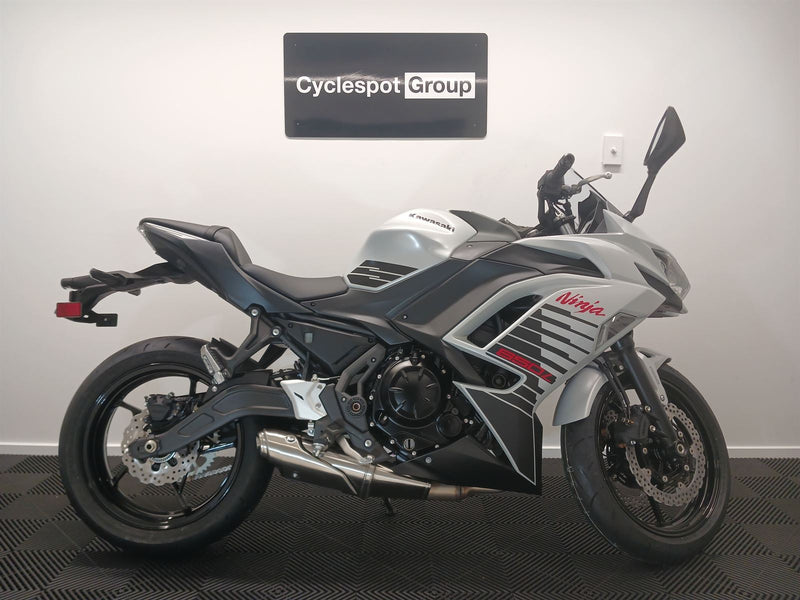 Load image into Gallery viewer, 2026 Kawasaki ER650F PEARL WHITE
