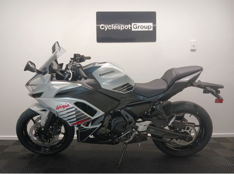 Load image into Gallery viewer, 2026 Kawasaki ER650F PEARL WHITE