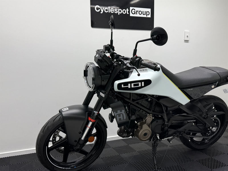 Load image into Gallery viewer, 2024 Husqvarna Vitpilen 401 Demo