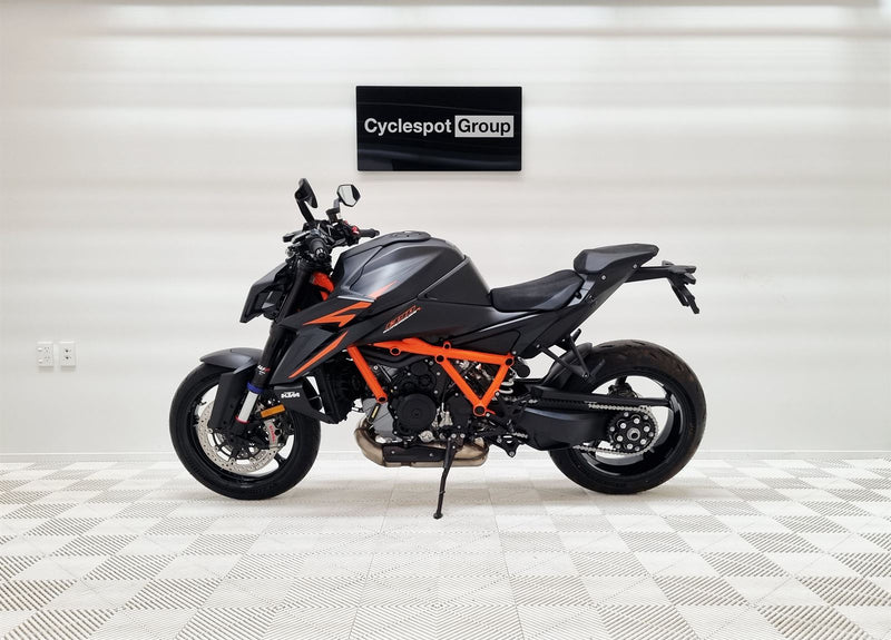 Load image into Gallery viewer, 2026 KTM 1390 Super Duke R EVO