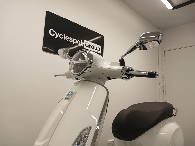 Load image into Gallery viewer, 2024 Vespa Primavera 150 | White Innocente
