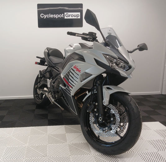 2026 Kawasaki ER650F PEARL WHITE