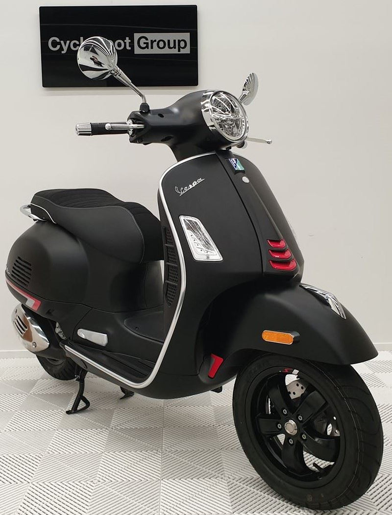 Load image into Gallery viewer, 2022 Vespa GTS 300 Super
