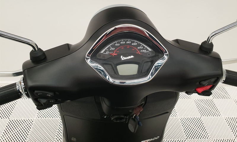 Load image into Gallery viewer, 2022 Vespa GTS 300 Super
