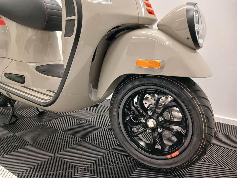 Load image into Gallery viewer, 2024 Vespa GTV 300
