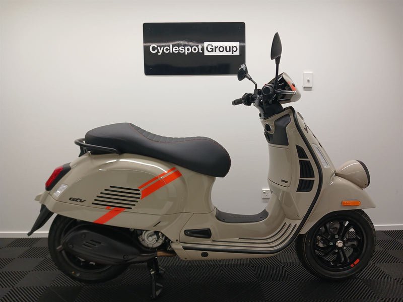 Load image into Gallery viewer, 2024 Vespa GTV 300
