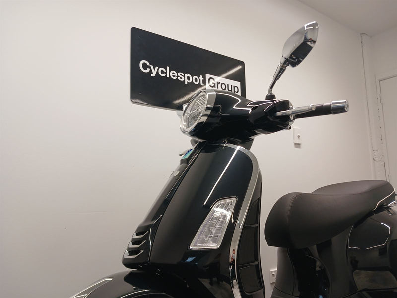 Load image into Gallery viewer, 2024 Vespa GTS 150 Super
