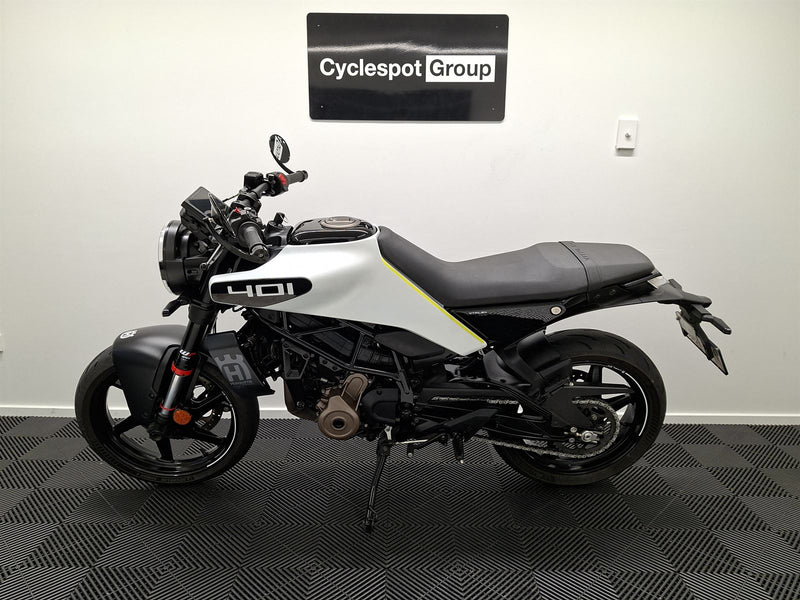 Load image into Gallery viewer, 2025 Husqvarna Vitpilen 401
