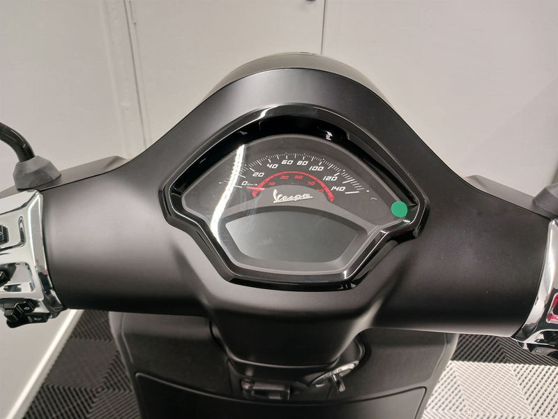 Load image into Gallery viewer, 2023 Vespa GTS 300 Super
