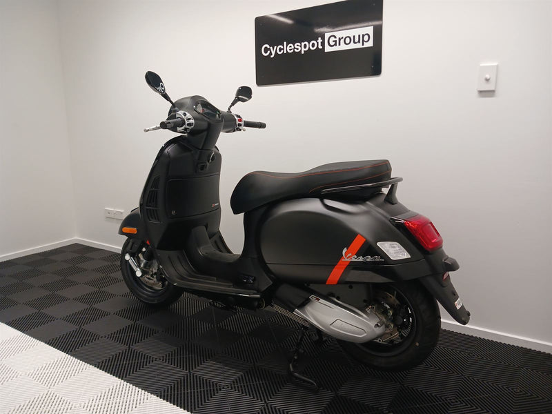 Load image into Gallery viewer, 2023 Vespa GTS 300 Super
