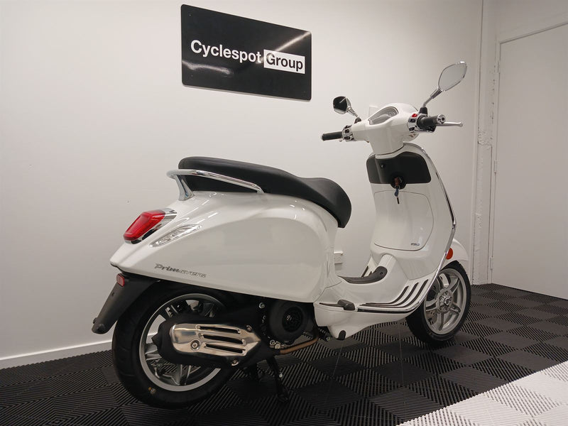 Load image into Gallery viewer, 2024 Vespa Primavera 150 | White Innocente
