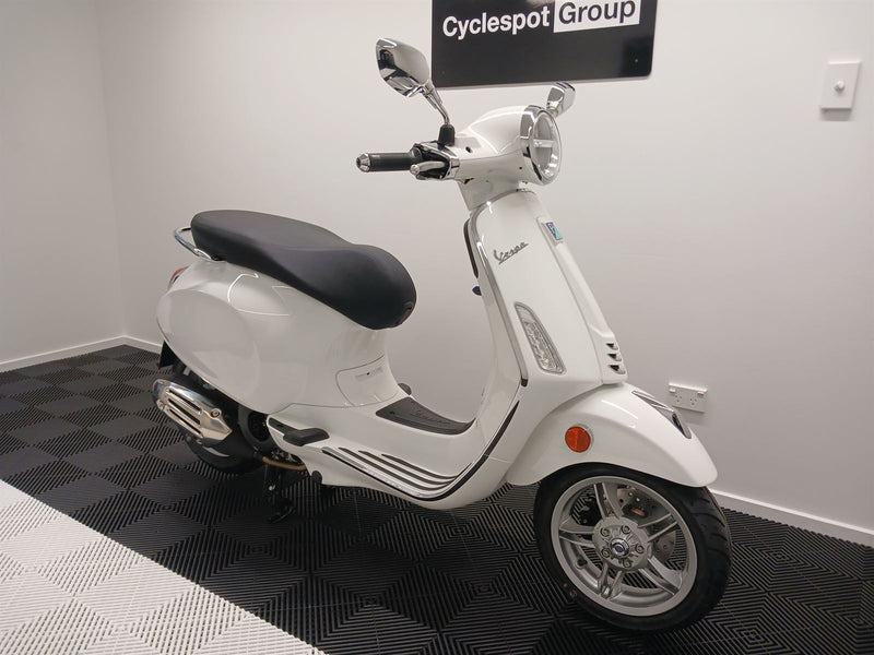Load image into Gallery viewer, 2024 Vespa Primavera 150 | White Innocente
