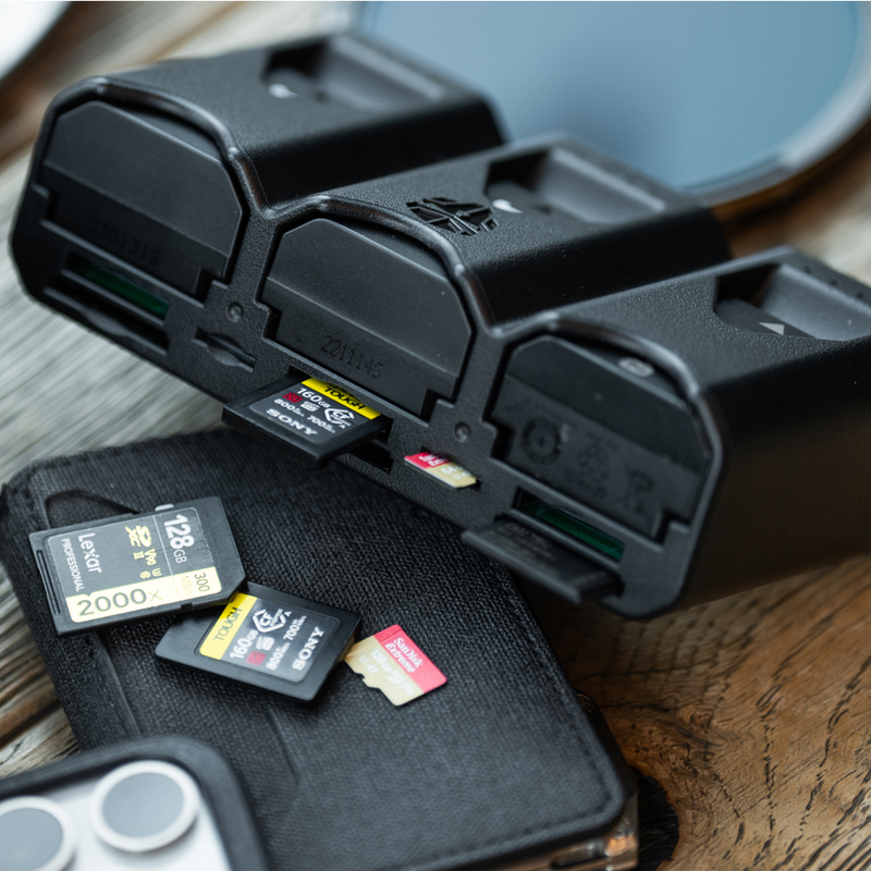 Load image into Gallery viewer, JUPIO X PETER LINDGREN PR1ME GEAR TRI-CHARGE CHARGER/POWERBANK &amp; MEMORY CARD CASE

