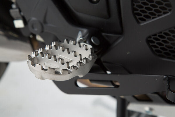 Load image into Gallery viewer, FOOTREST KIT SW MOTECH ION HONDA NC VFR KTM ADVENTURE SUZUKI DL SV
